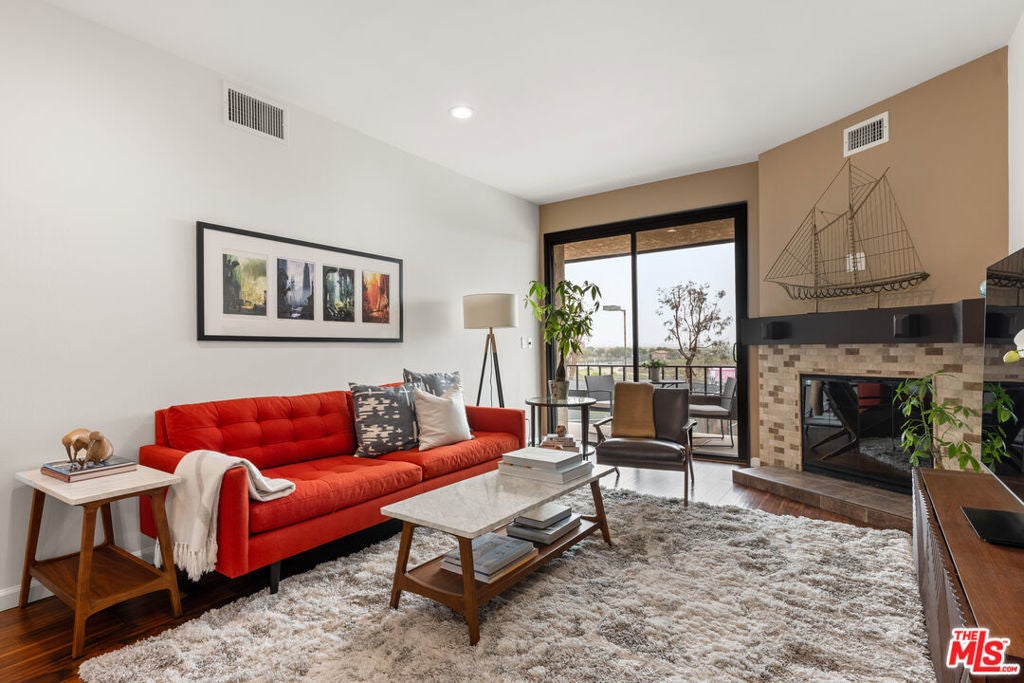 Photo of Listing #25516593