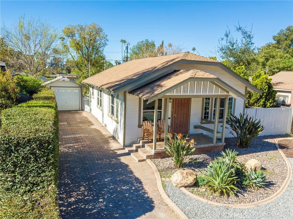 Photo of Listing #IV25067602