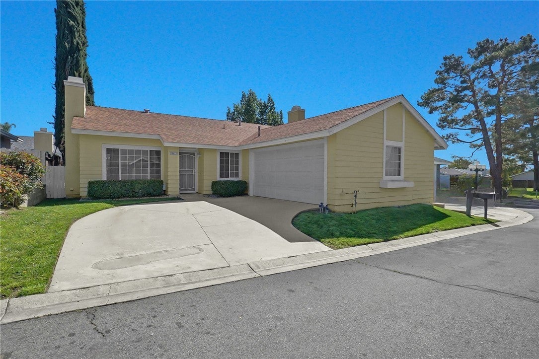 Photo of Listing #IV25057374