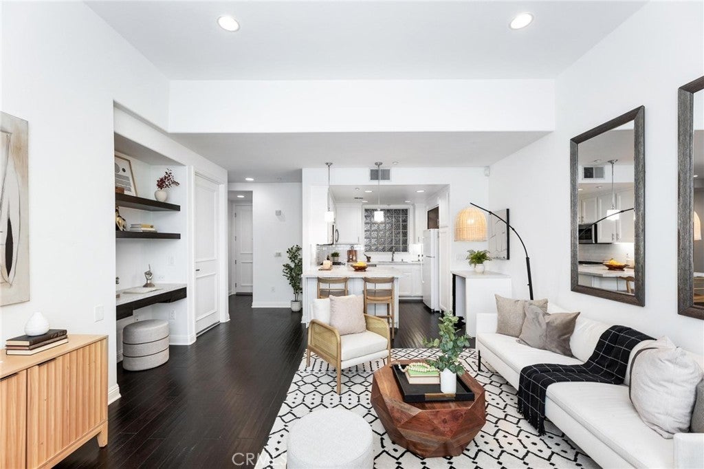 Photo of Listing #SR25076087