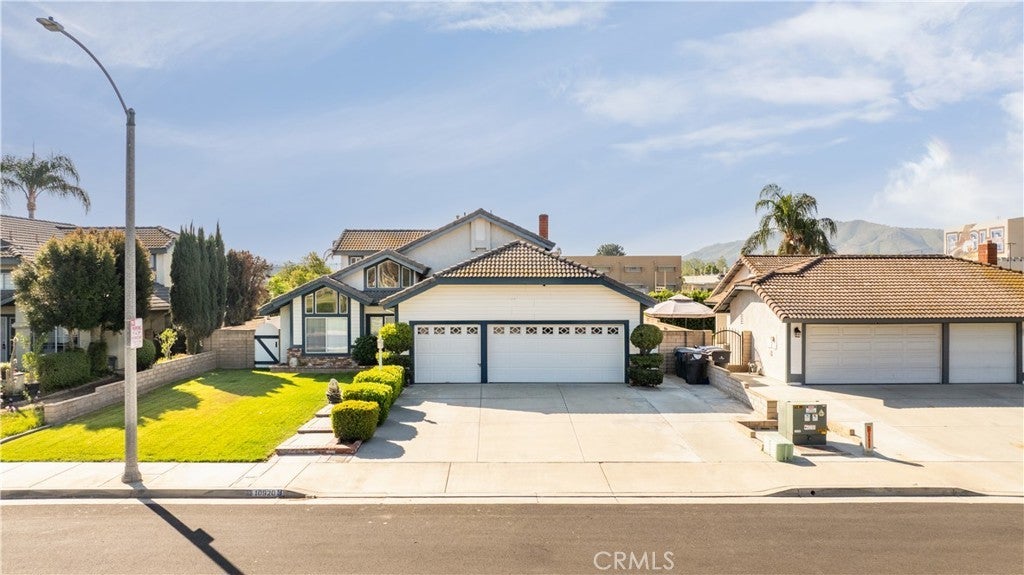 Photo of Listing #IV25078675