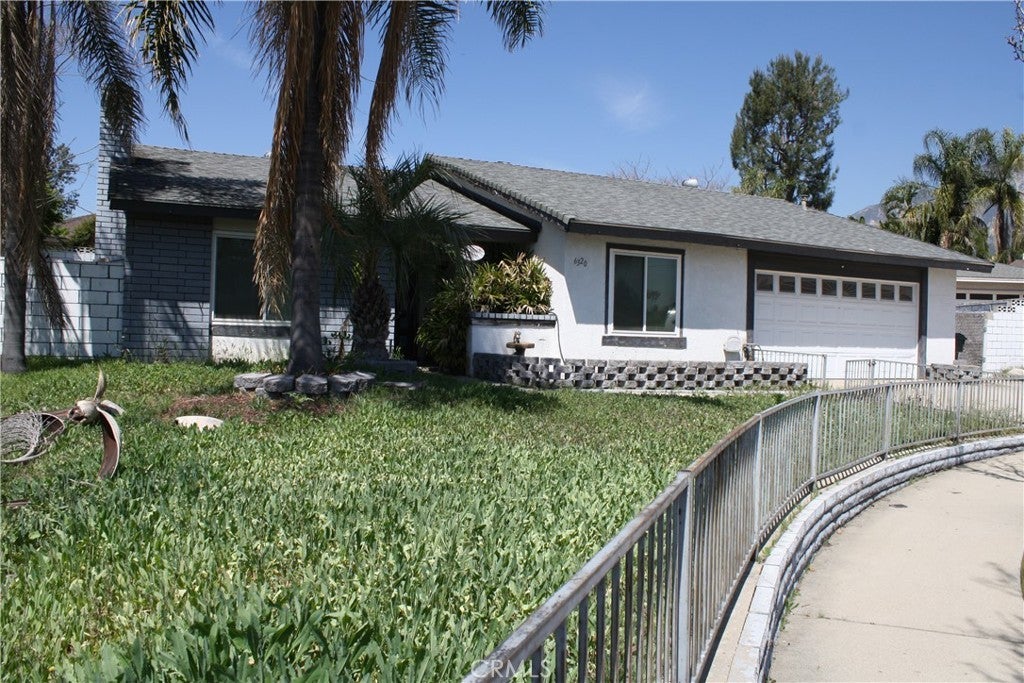 Photo of Listing #IV25078349