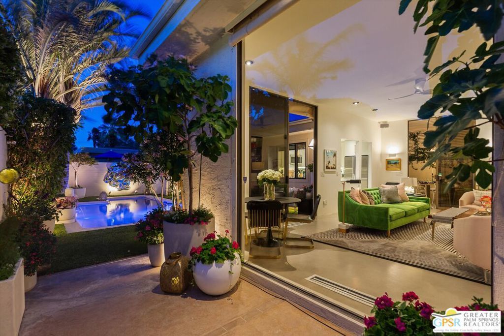 130 Racquet Club Road # 417, Palm Springs