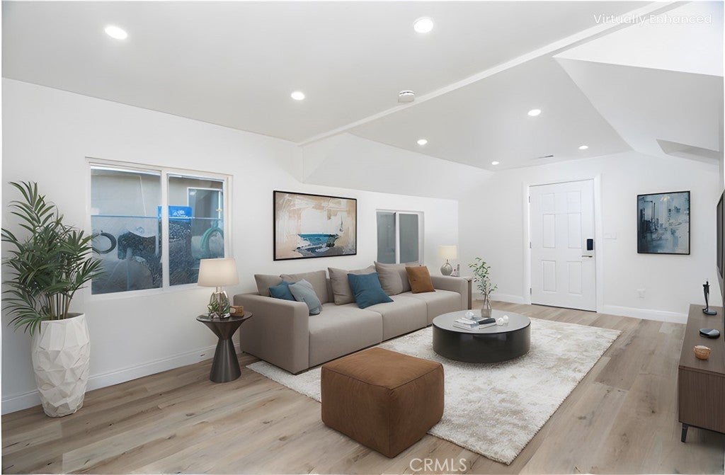 Photo of Listing #IV25079844