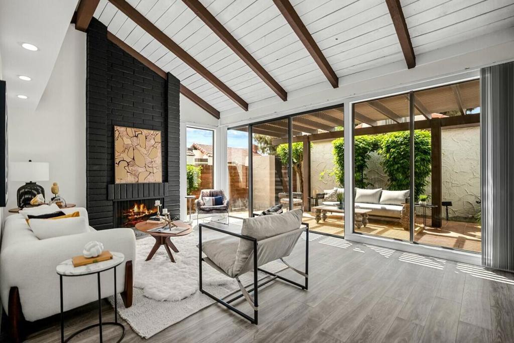 2352 Miramonte Circle # F, Palm Springs