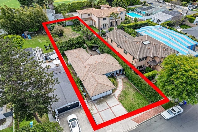 1320 Voorhees Avenue, Manhattan Beach.