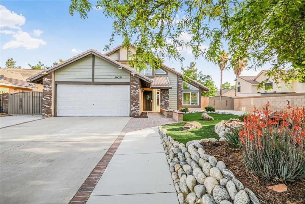 Photo of Listing #SR25085980