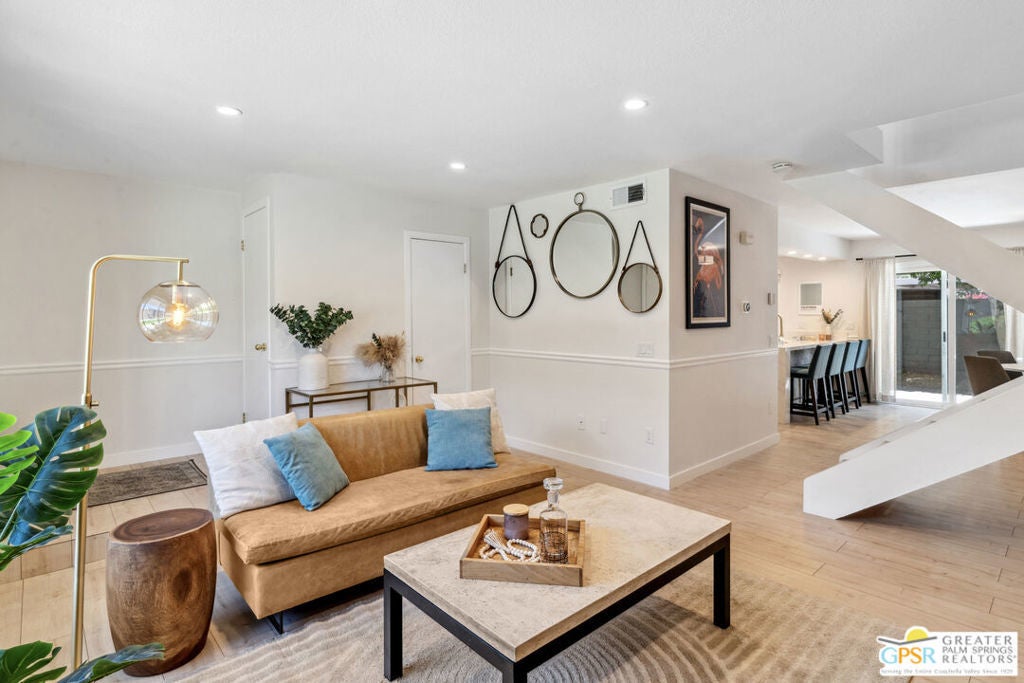 250 Via Escuela # F, Palm Springs