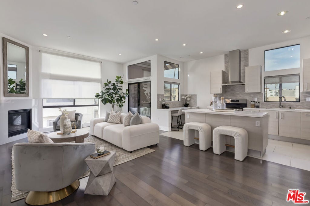 Photo of Listing #25527343