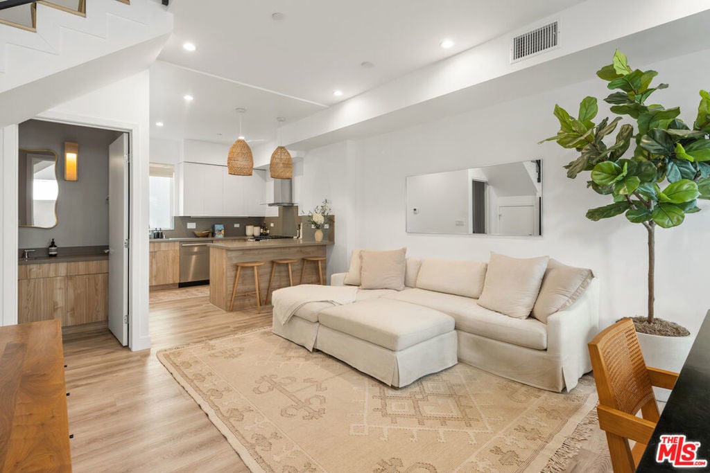 Photo of Listing #25528369