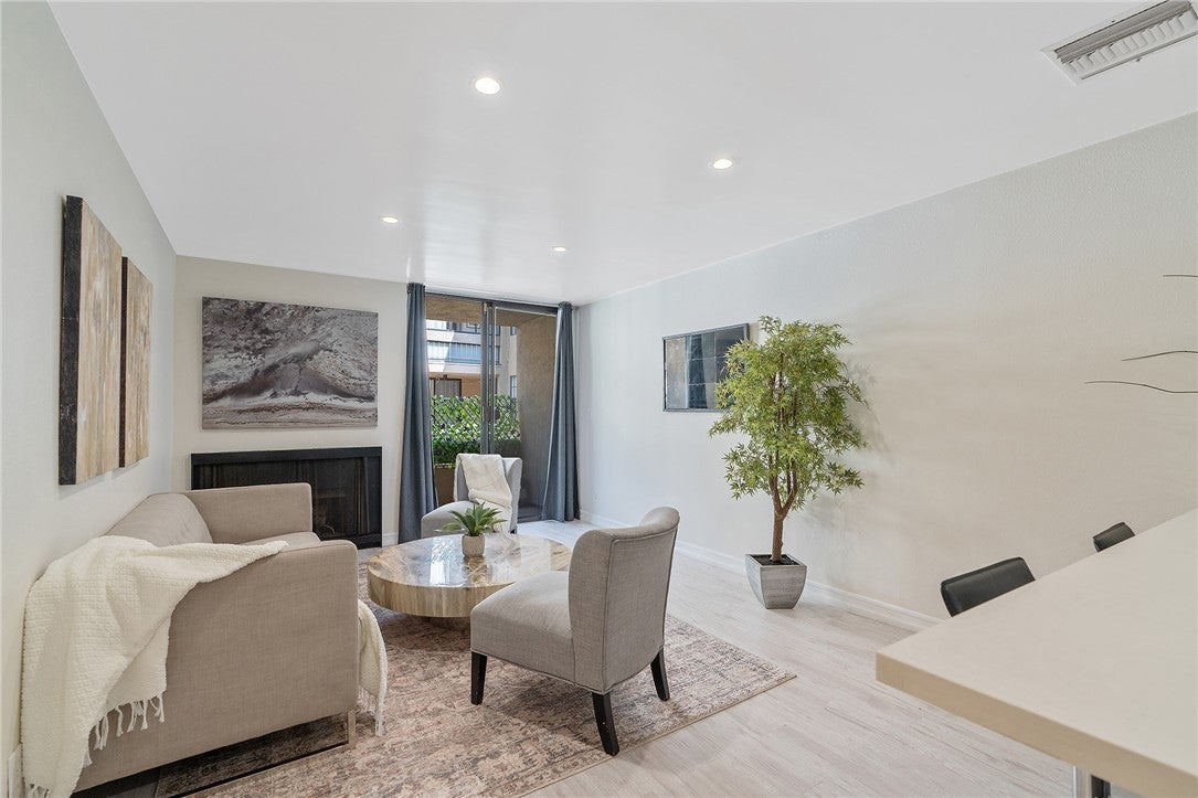 Photo of Listing #DW25088696