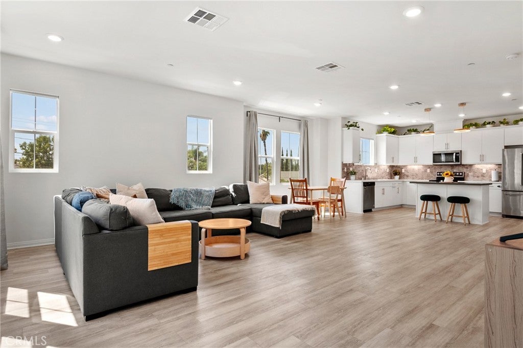 Photo of Listing #PW25093318