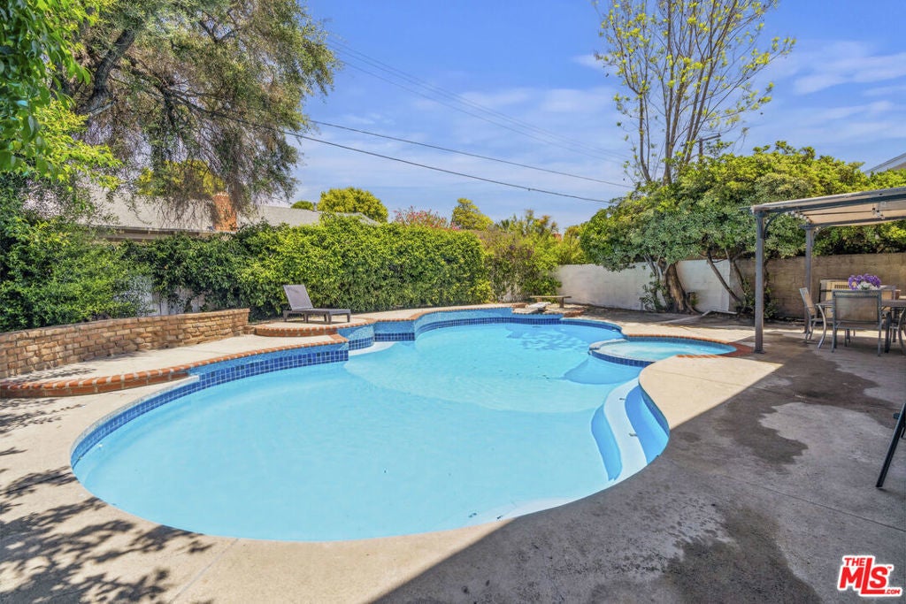 Photo of Listing #25532175