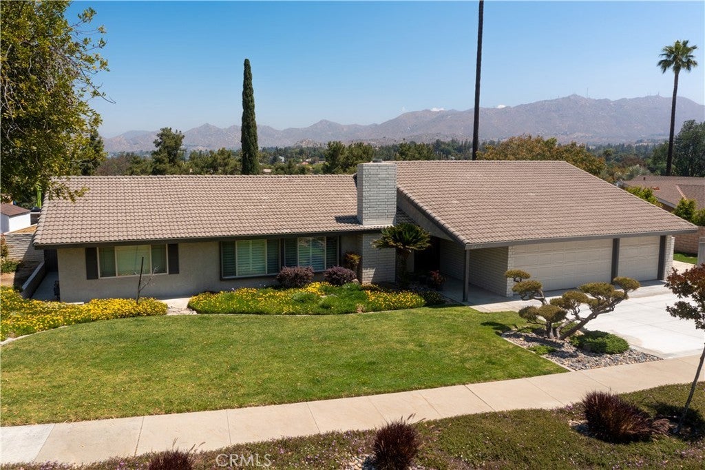 Photo of Listing #IV25096666