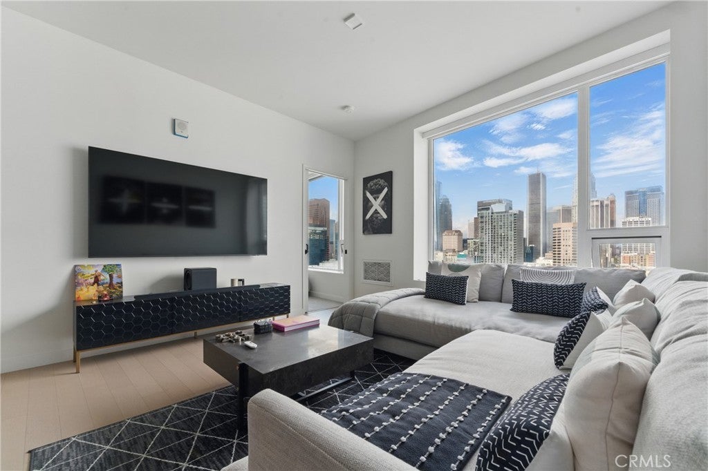 Photo of Listing #DW25075943