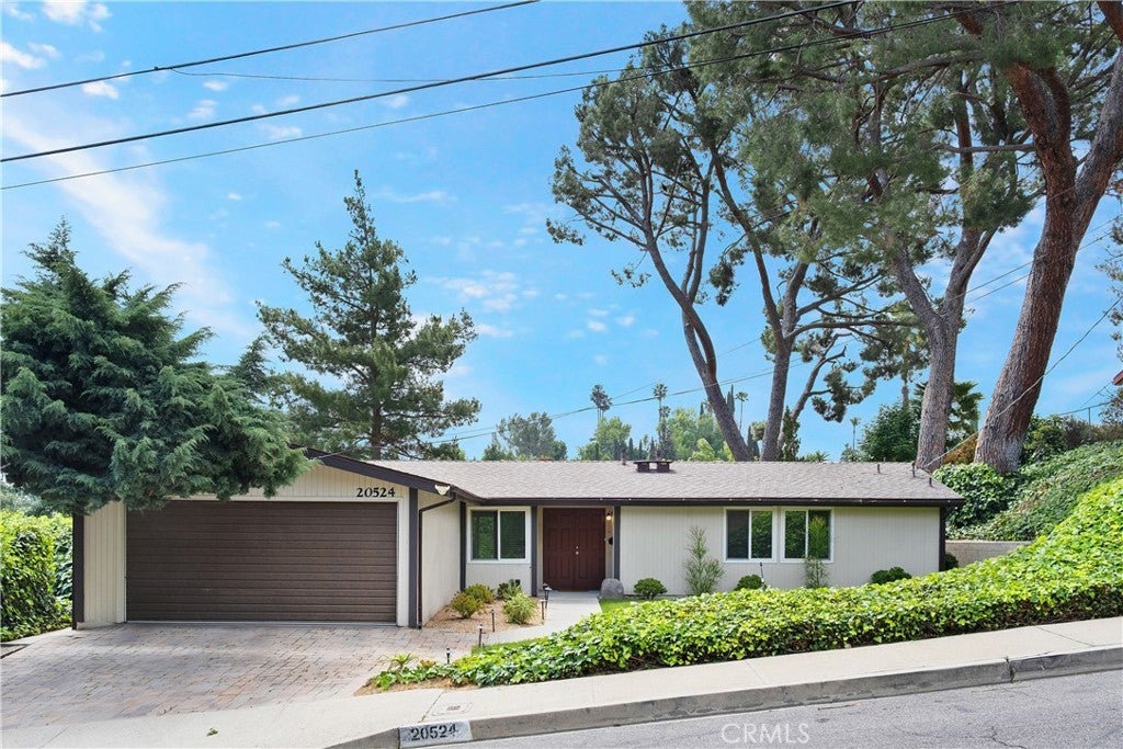 Photo of Listing #SR25100358