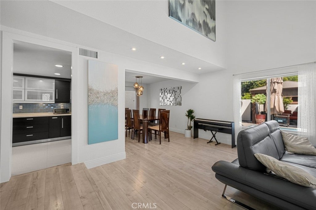 Photo of Listing #SR25077126