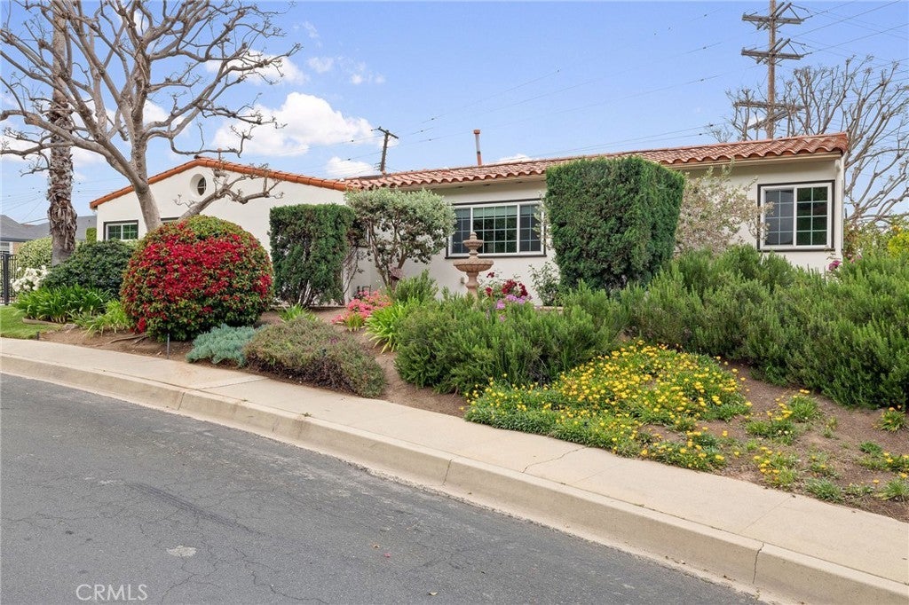 Photo of Listing #SB25101605