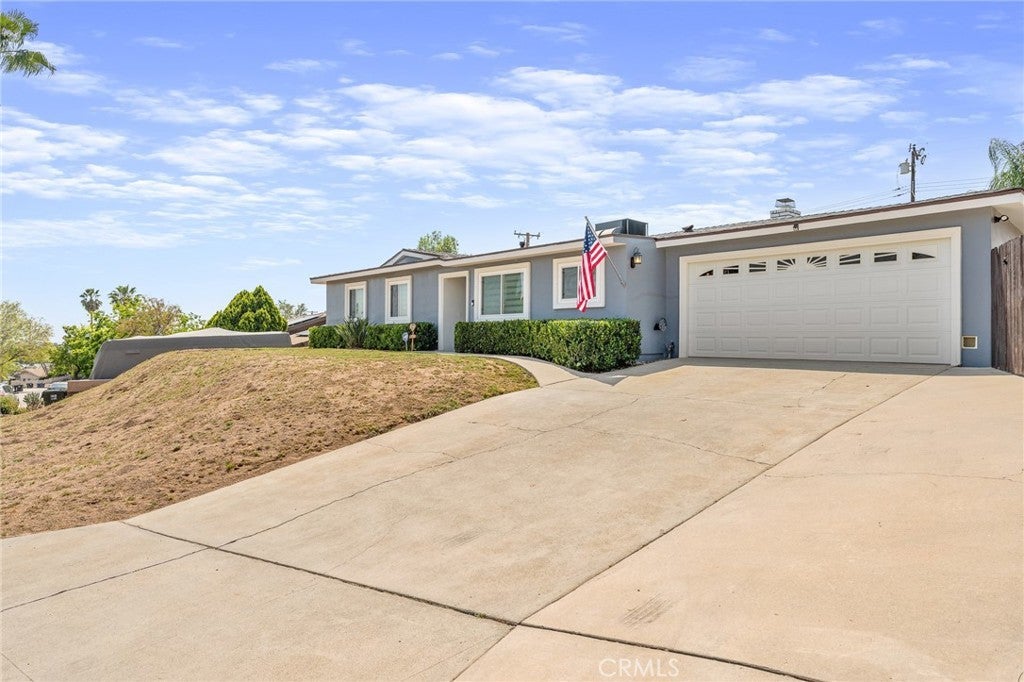 Photo of Listing #IV25103130