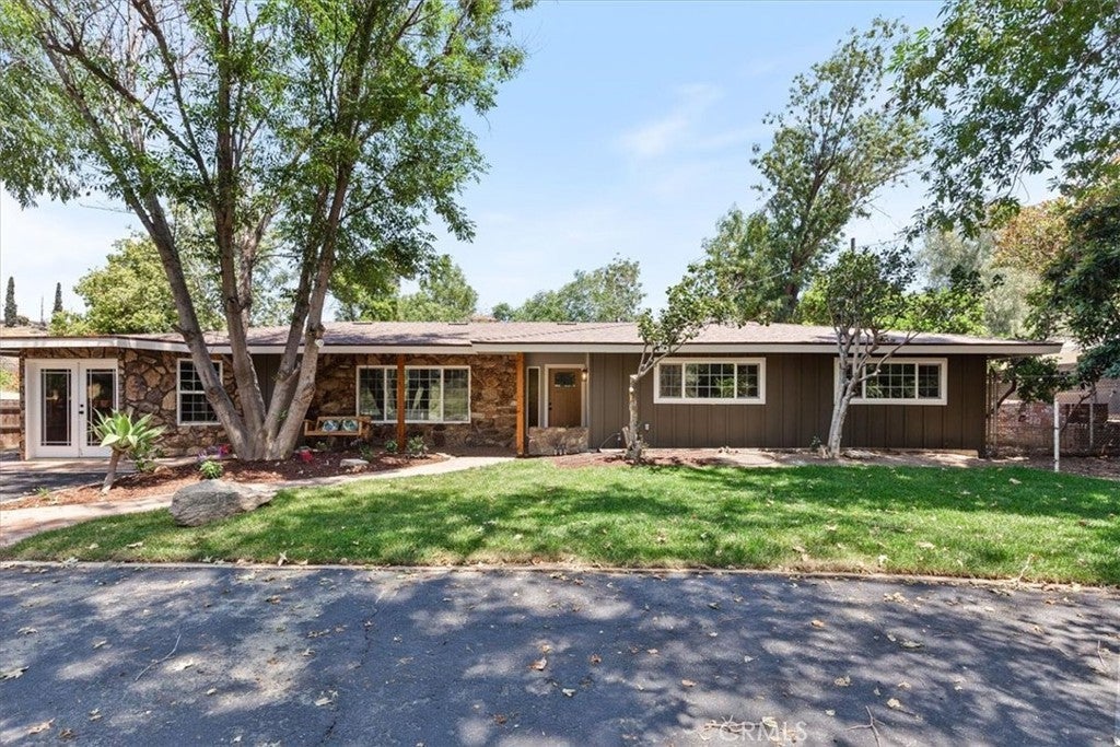 Photo of Listing #IV25098957