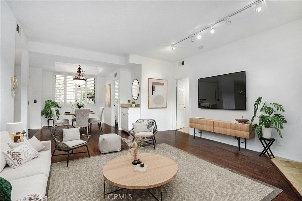 Photo of Listing #SR25093948