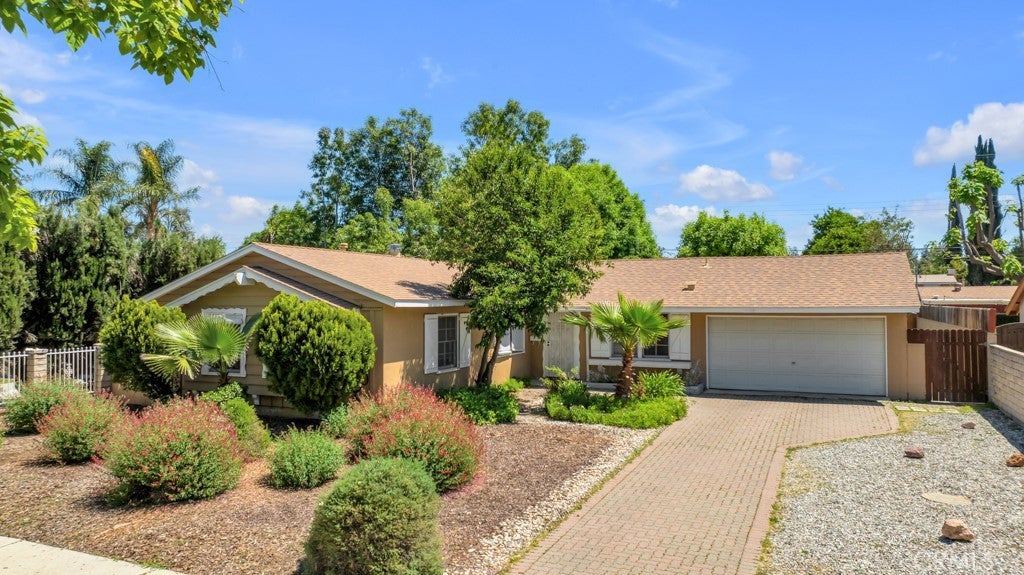 Photo of Listing #SR25100414