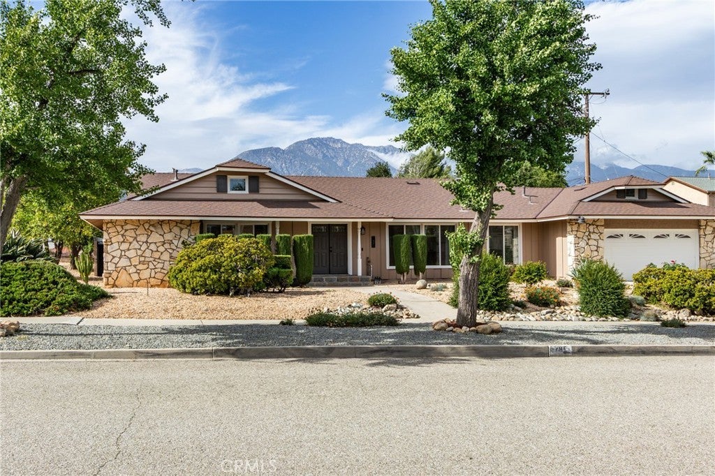 Photo of Listing #IV25107472