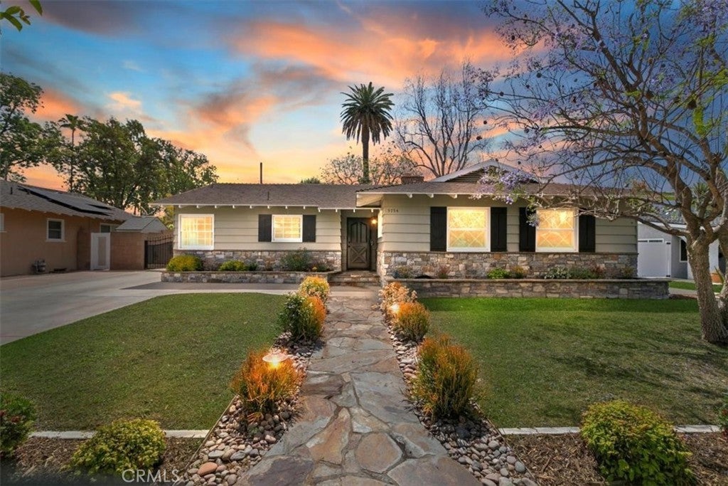 Photo of Listing #IV25107547