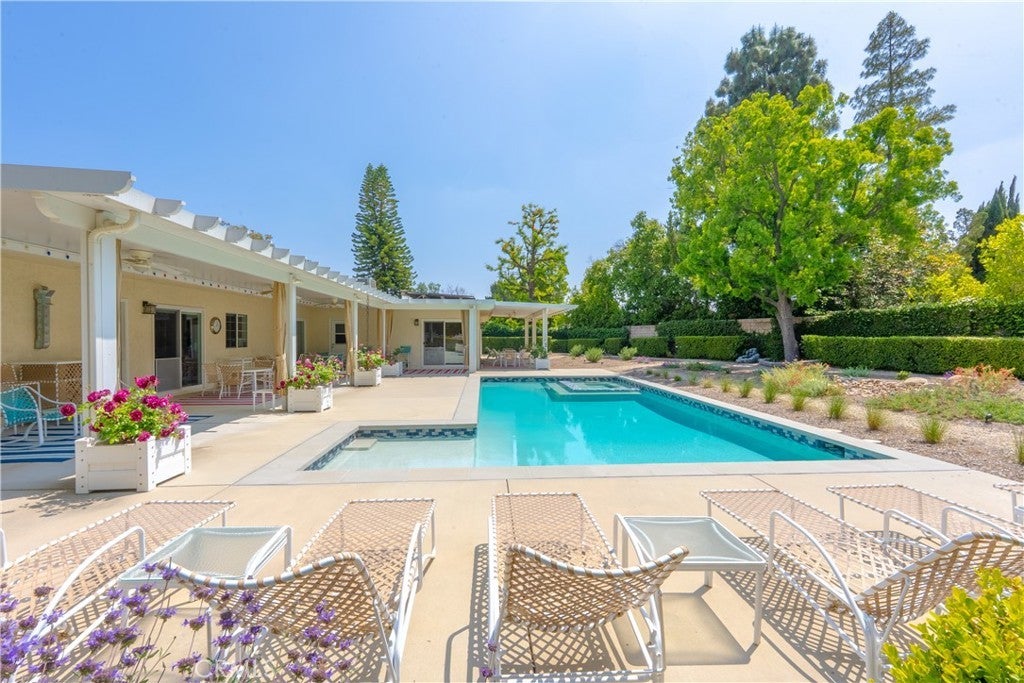 Photo of Listing #SR25107602