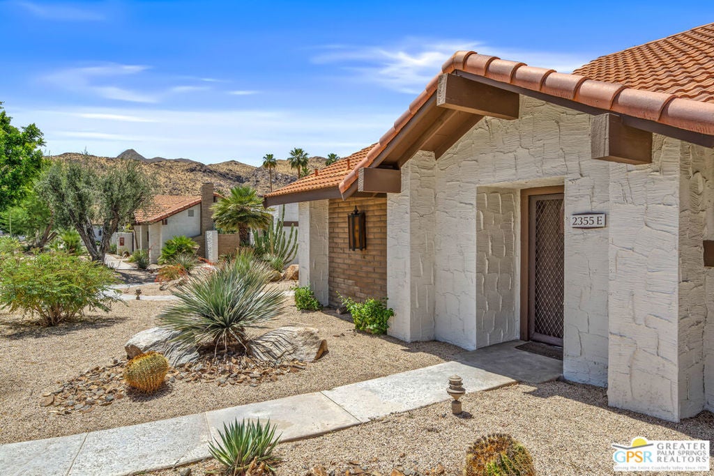 2355 Gene Autry Trail # E, Palm Springs