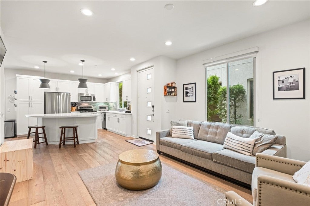 Photo of Listing #PV25105489