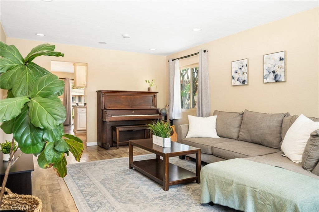 Photo of Listing #PW25109038