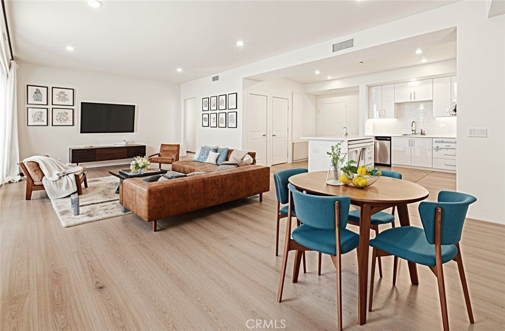 Photo of Listing #IV25108524