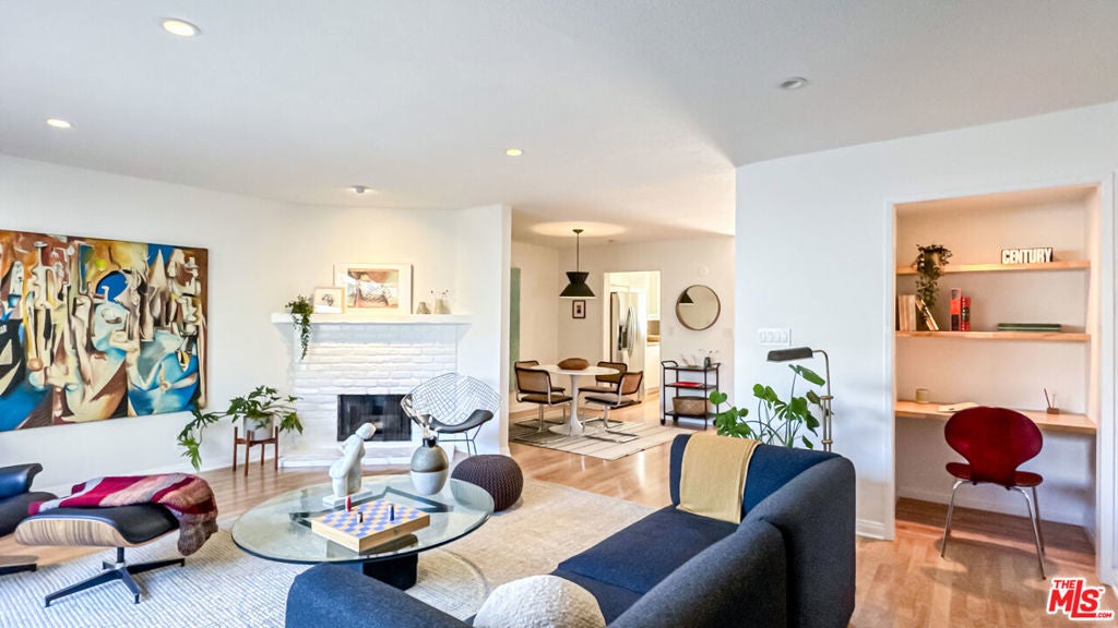 Photo of Listing #25537395