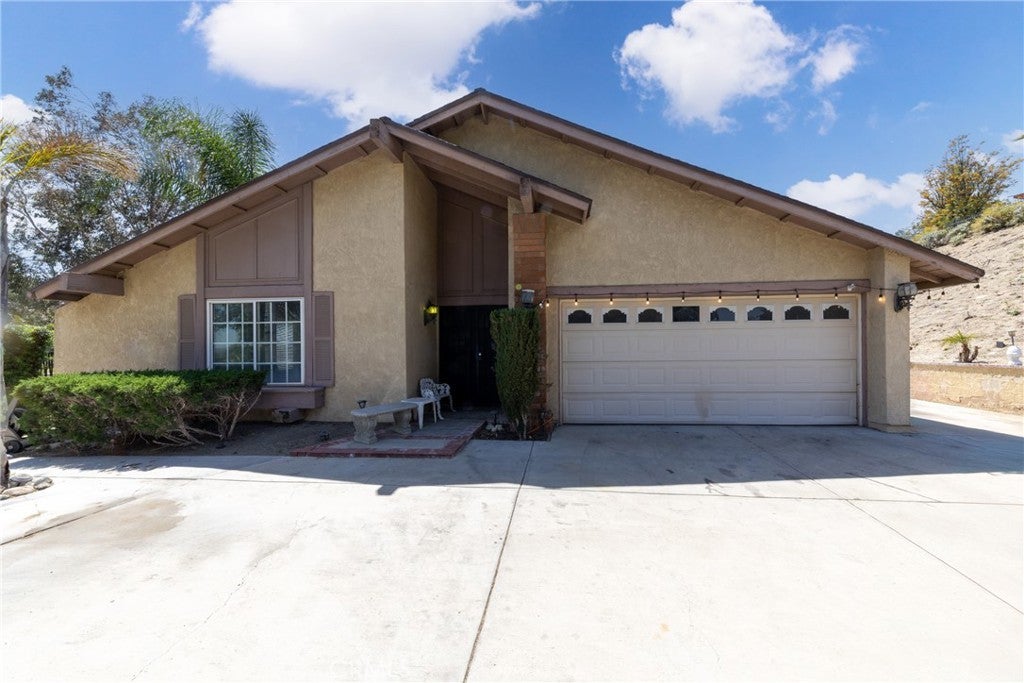 Photo of Listing #IV25105651