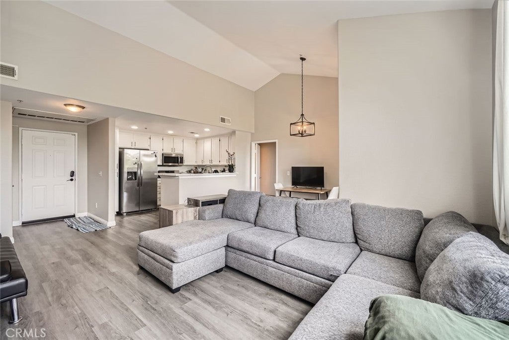 Photo of Listing #SR25115896