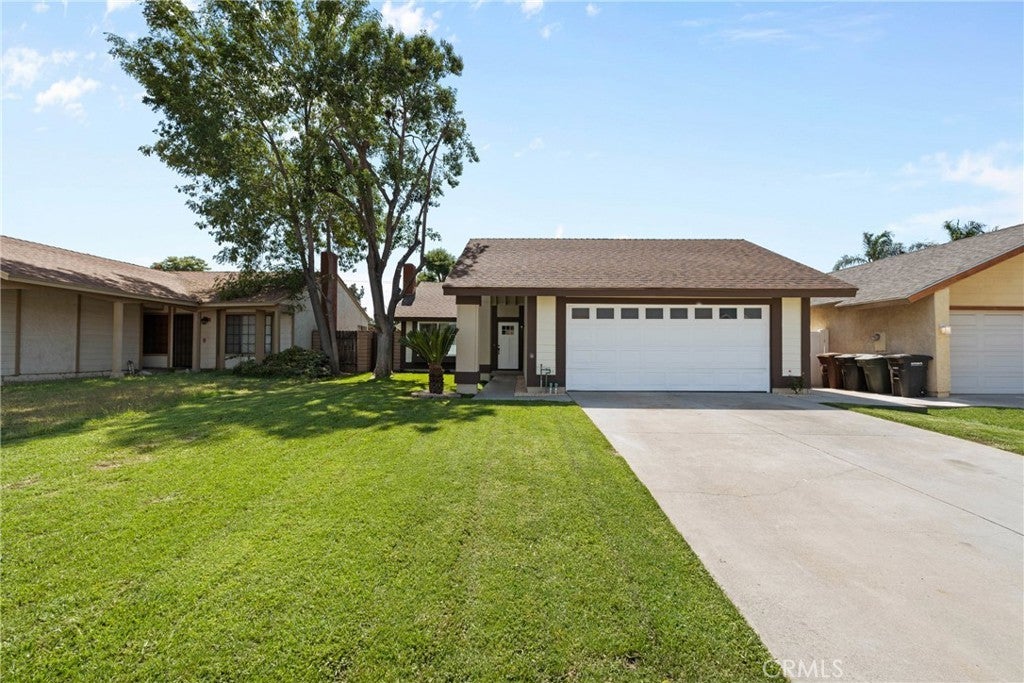 Photo of Listing #IV25116335