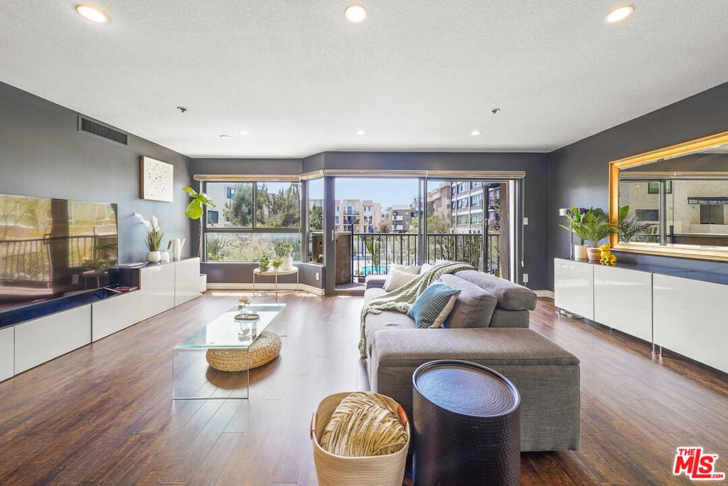 Photo of Listing #25545567