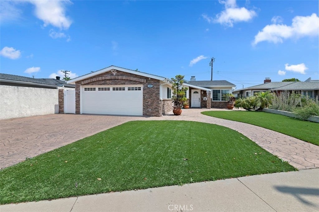 Photo of Listing #IV25122327