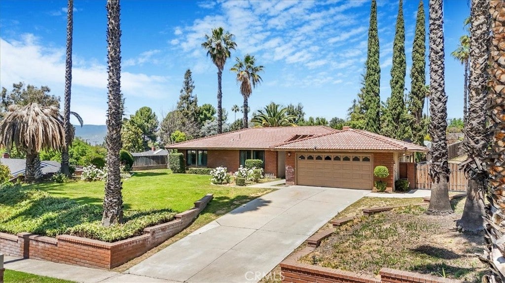 Photo of Listing #IV25124729