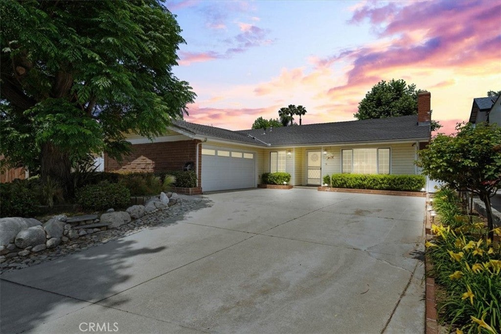 Photo of Listing #IV25128824