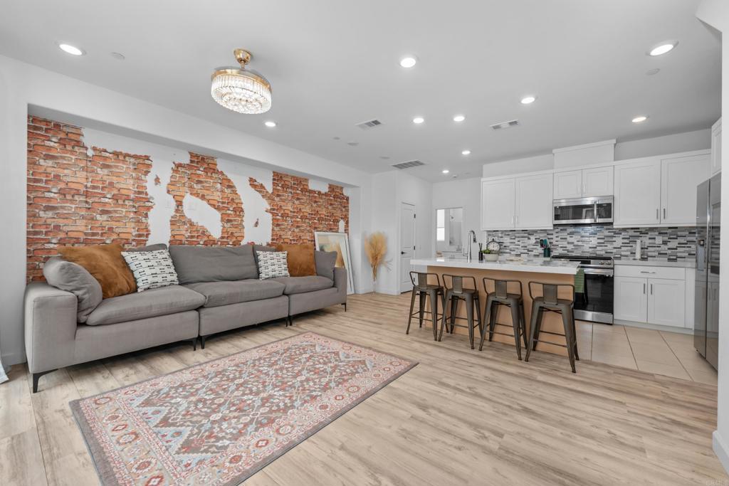 Photo of Listing #PTP2504284