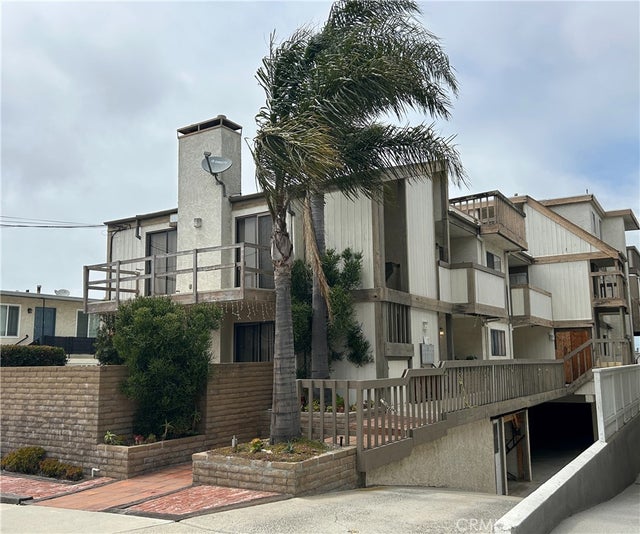 1817 11th Street B, Manhattan Beach.