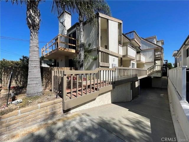 1817 11th Street A, Manhattan Beach.