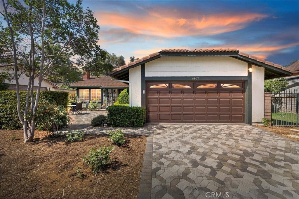 Photo of Listing #IV25131680