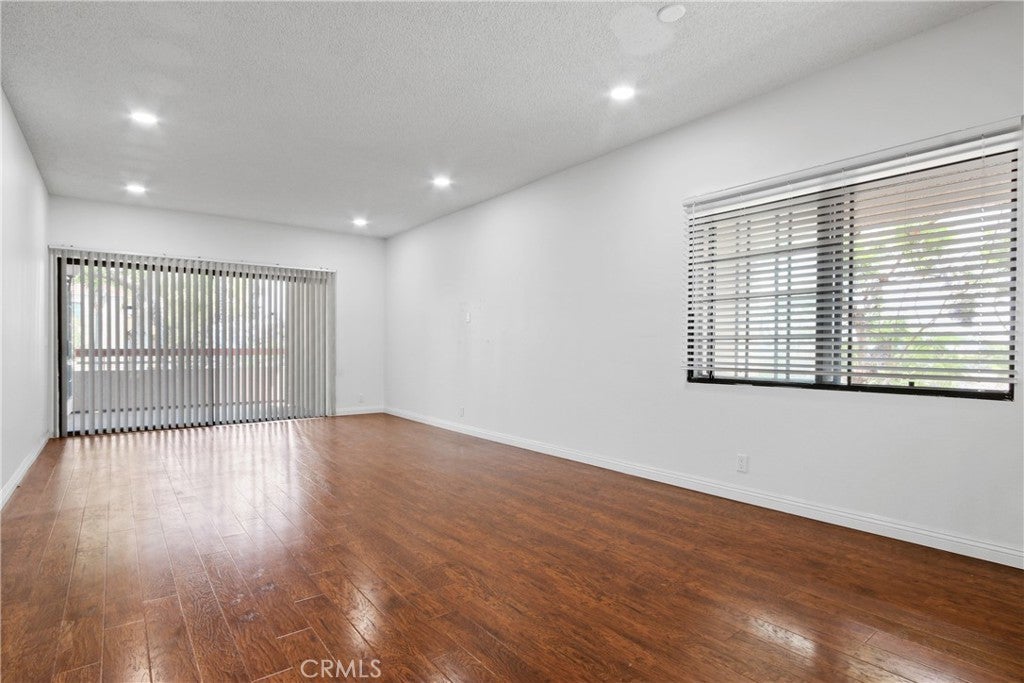 Photo of Listing #DW25133005