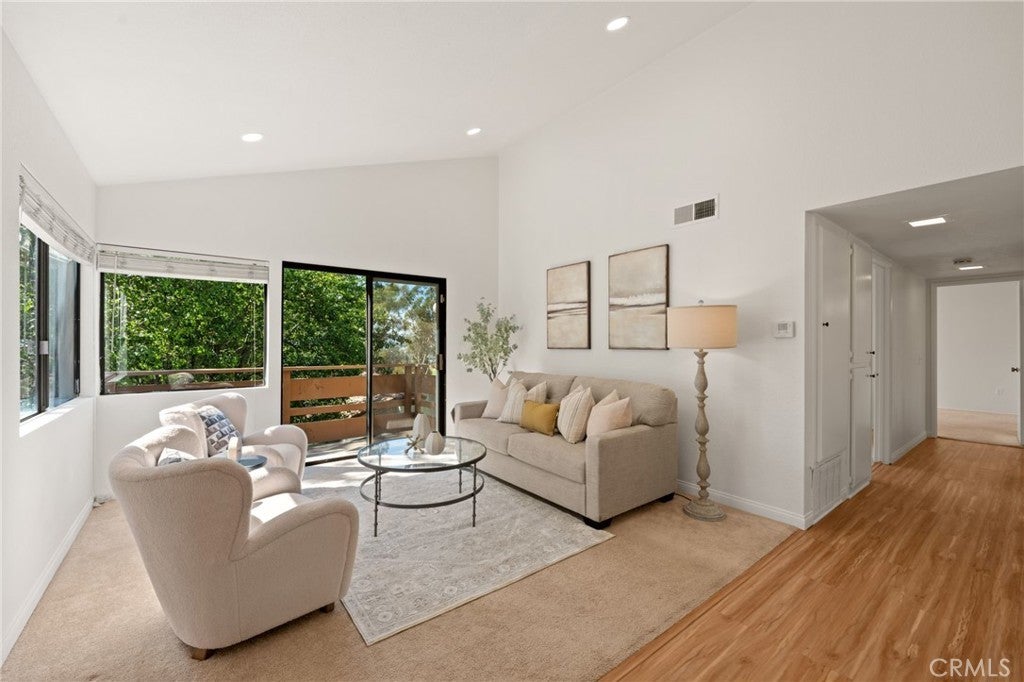 Photo of Listing #IV25133598