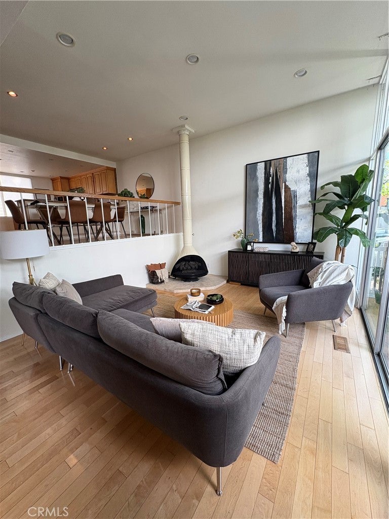 Photo of Listing #SR25106330