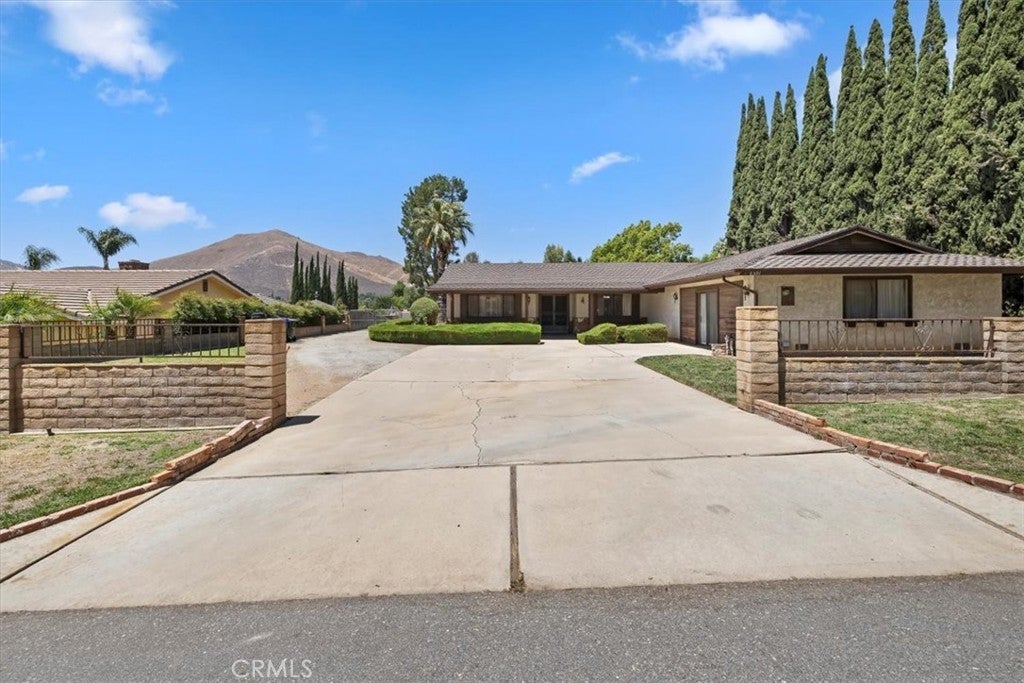 Photo of Listing #IV25137585