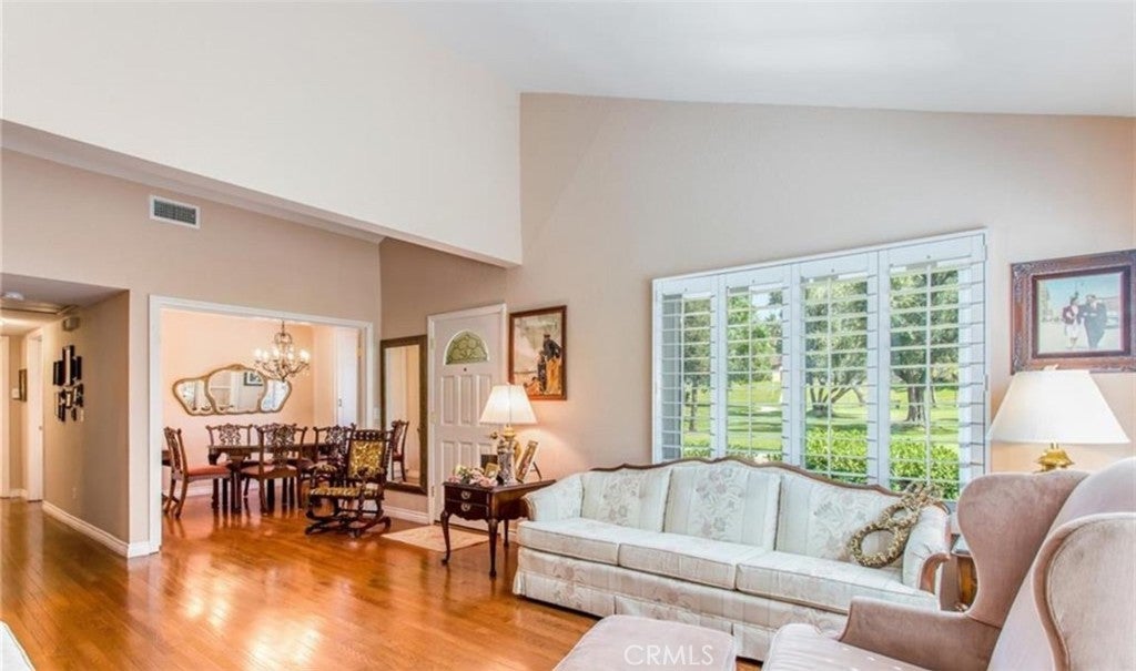 Photo of Listing #IV25136924